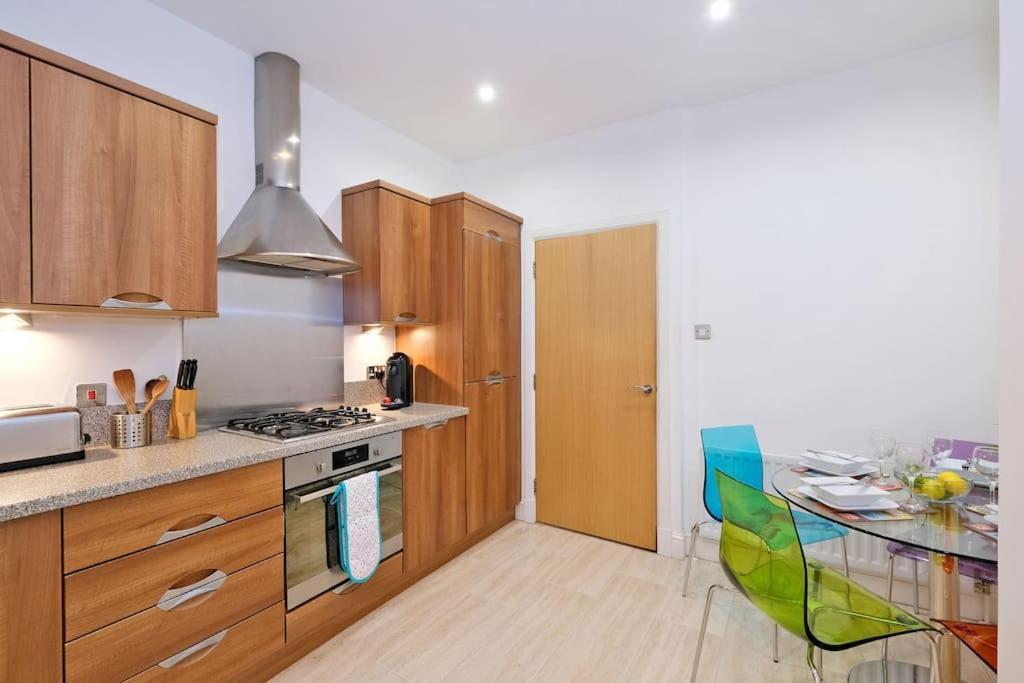 Modern & Spacious Apartment In City Centre Aberdeen Esterno foto