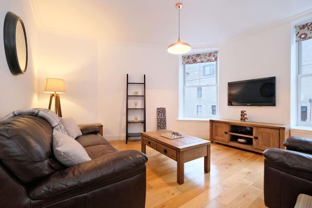 Modern & Spacious Apartment In City Centre Aberdeen Esterno foto