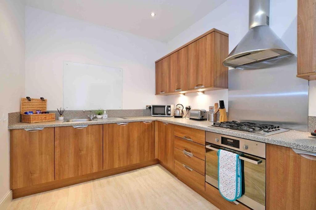 Modern & Spacious Apartment In City Centre Aberdeen Esterno foto