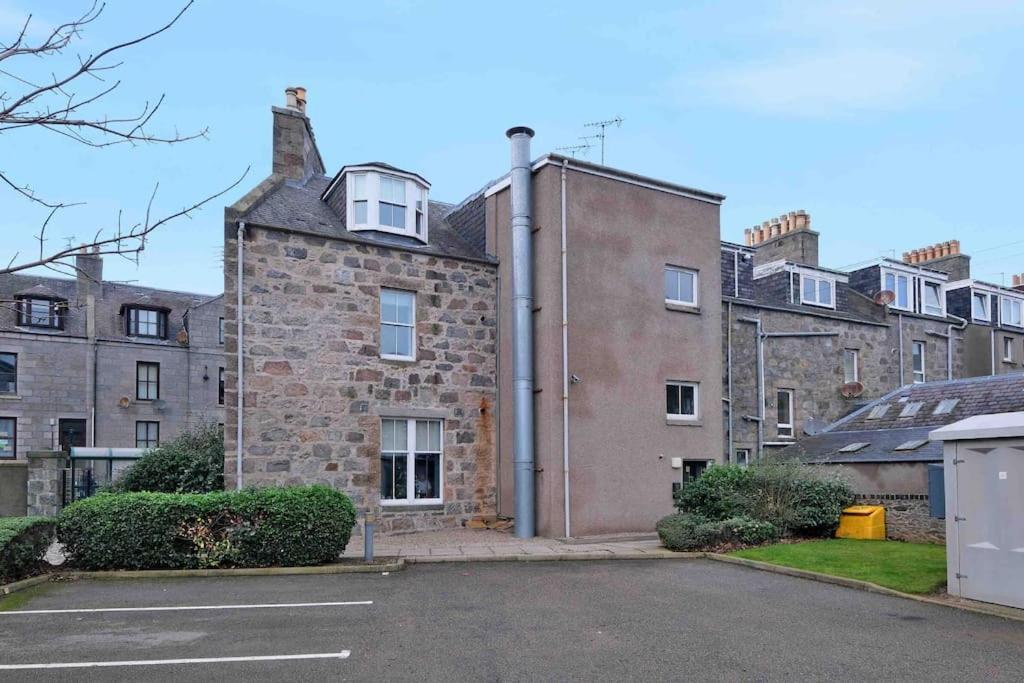 Modern & Spacious Apartment In City Centre Aberdeen Esterno foto